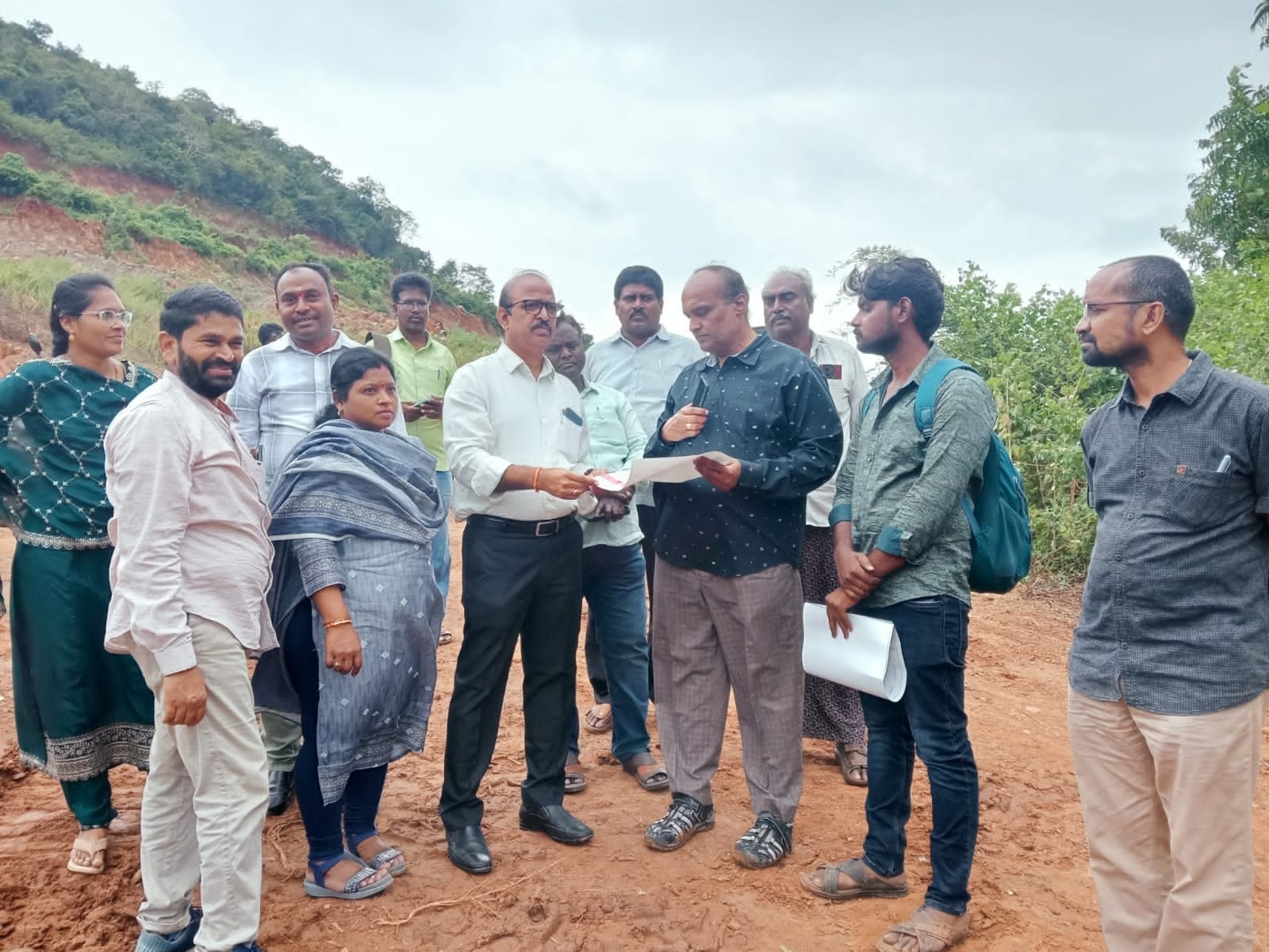 సోలార్ పవర్ విద్యుత్తు లైన్ల ఏర్పాట్ల పరిశీలన