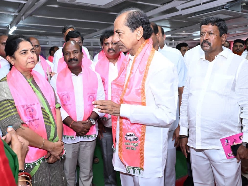 ఎర్రవెల్లి సమావేశానికి హాజరైన మాజీ ఎమ్మెల్యే చిరుమర్తి