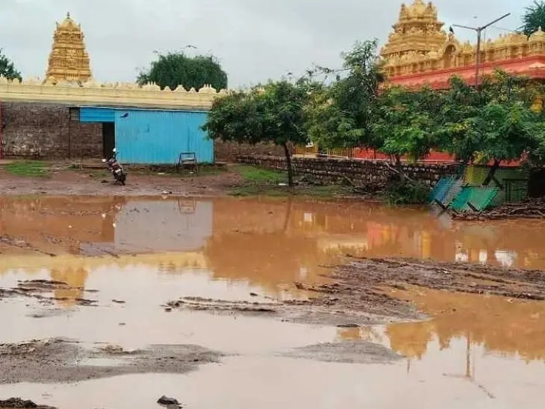 మదిమడుగు ఆలయ ప్రాంగణంలో నీరు చేరిక