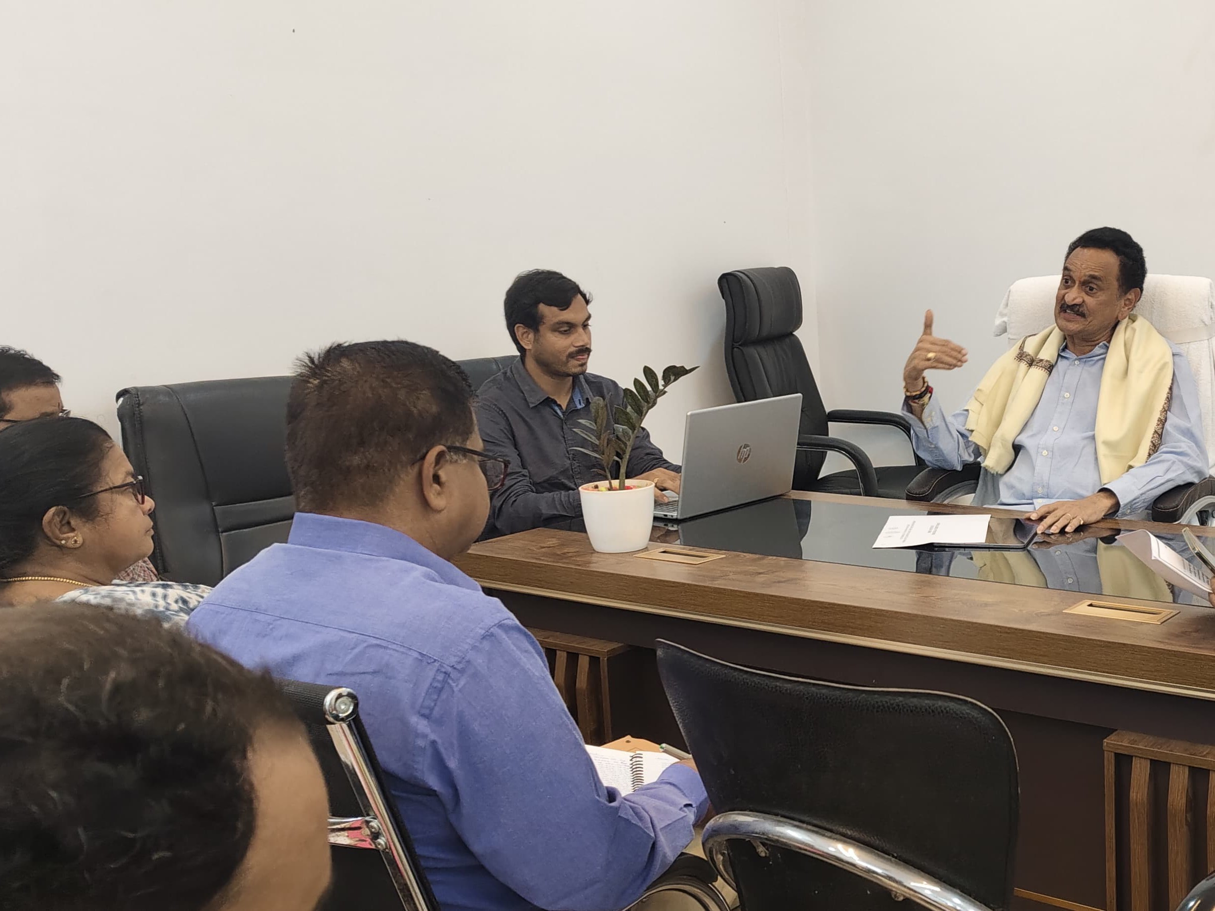 అధికారులతో ఎమ్మెల్యే సమీక్ష