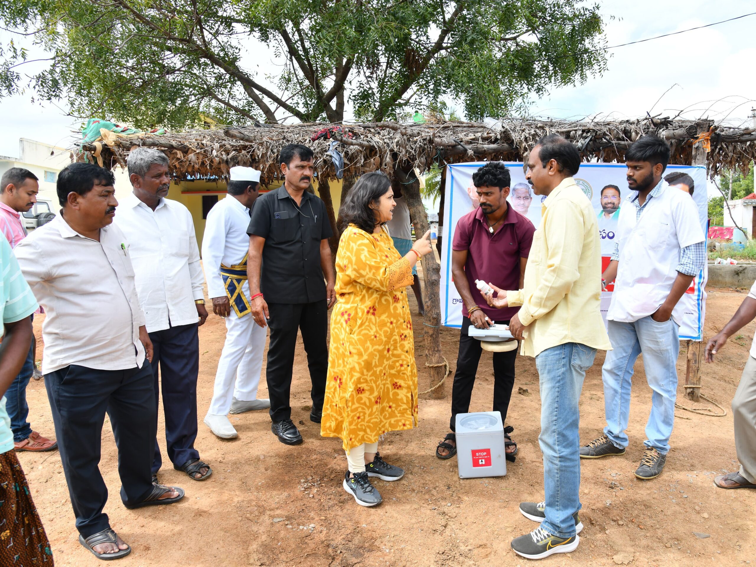 టీకాల శిబిరాన్ని సందర్శించిన కలెక్టర్