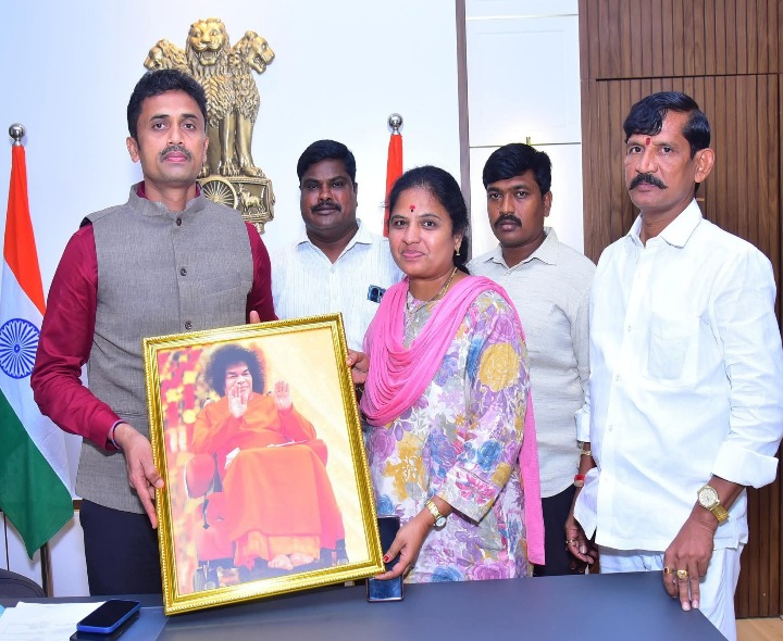 జిల్లా కలెక్టర్‌ను కలిసిన కార్పొరేషన్ డైరెక్టర్ శ్రీదేవి