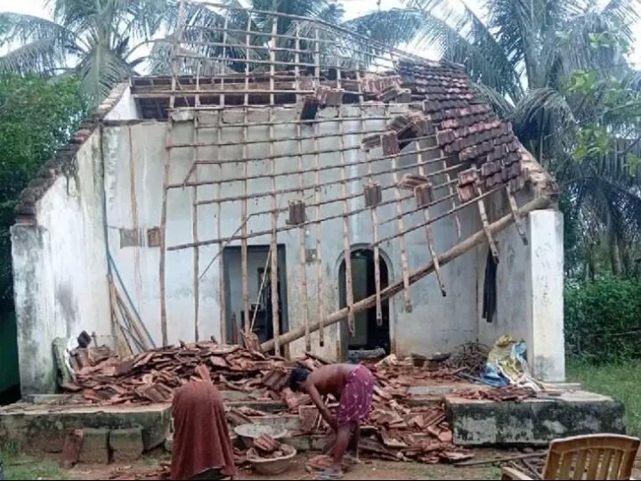 కన్నాయిగూడెంలో కూలిన పెంకుటిల్లు