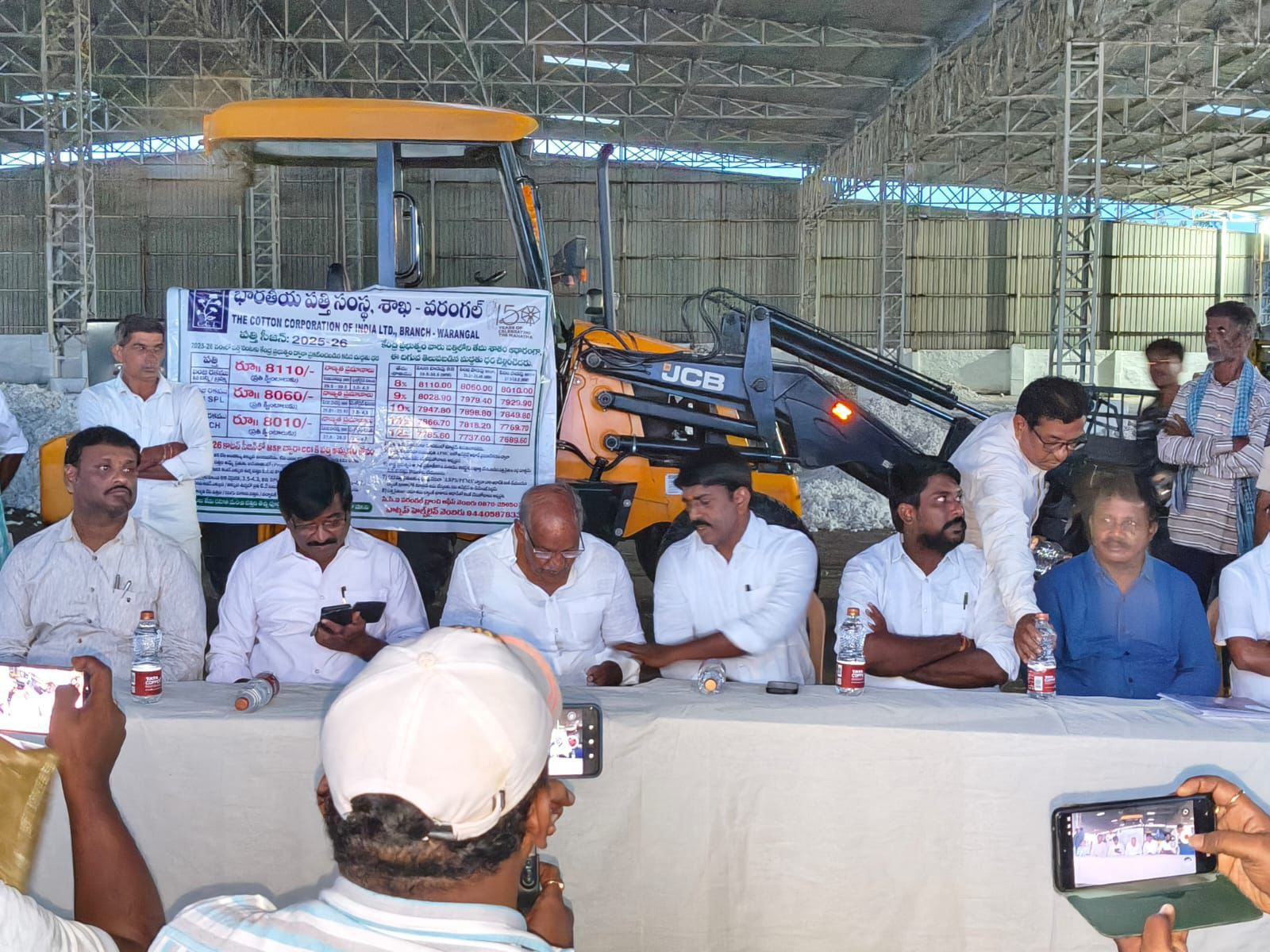 పత్తి కొనుగోలు కేంద్రాన్ని ప్రారంభించిన ఎమ్మెల్యే