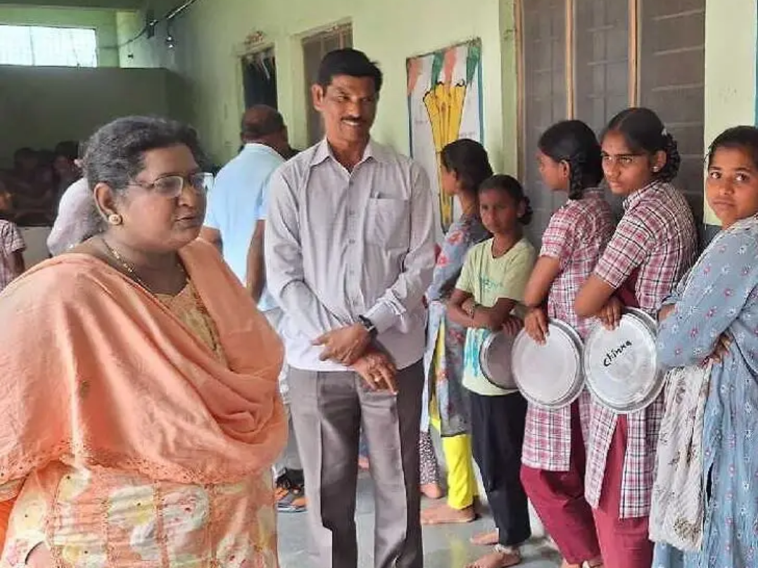 కేజీబీవీను ఆకస్మిక తనిఖీ చేసిన తహసీల్దార్