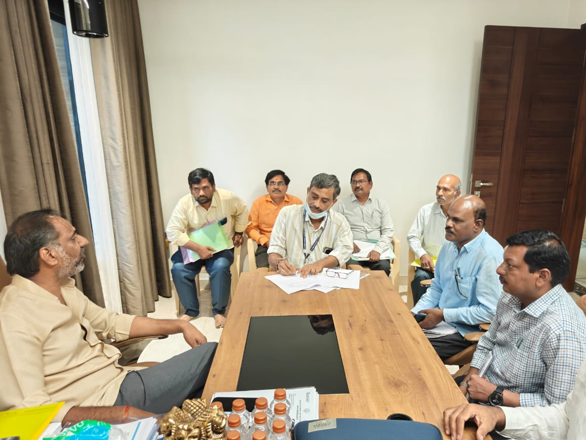 వ్యవసాయ శాఖ అధికారులతో సమావేశమైన మంత్రి