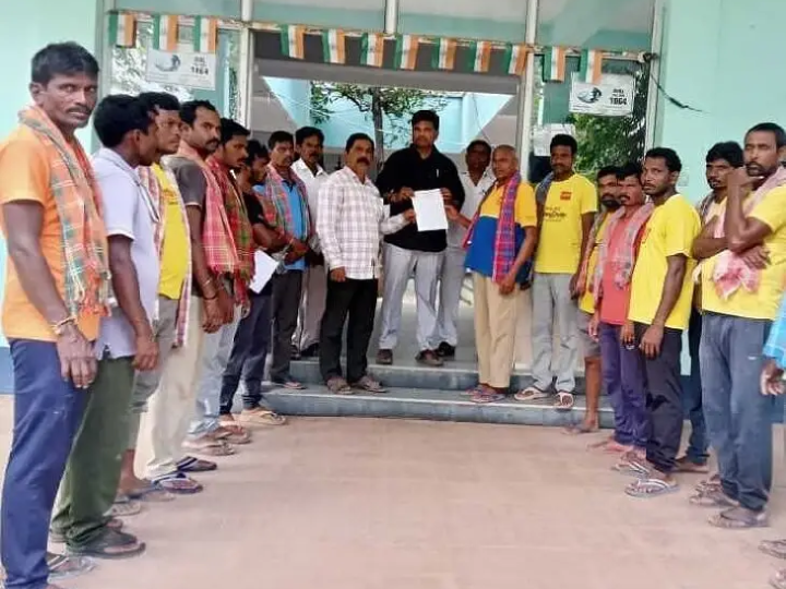 ఆర్డీవోకు వినతిపత్రం అందజేసిన హమాలీ కార్మికులు