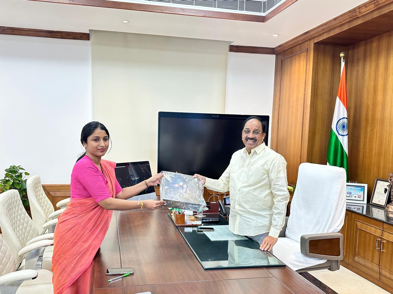 మంత్రి తుమ్మలను కలిసిన పసుపు బోర్డు సెక్రటరీ