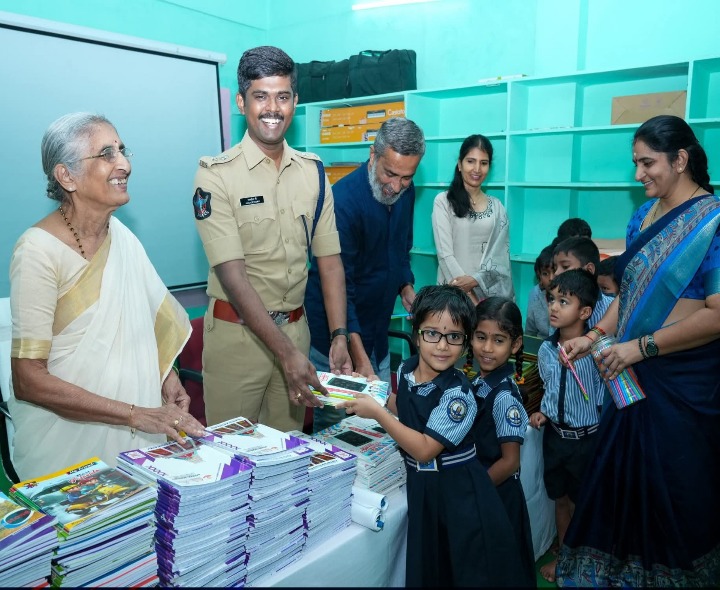 పోలీస్ రక్షక్ స్కూలు విద్యార్థులకు డిజిటల్ స్లేట్స్ పంపిణీ