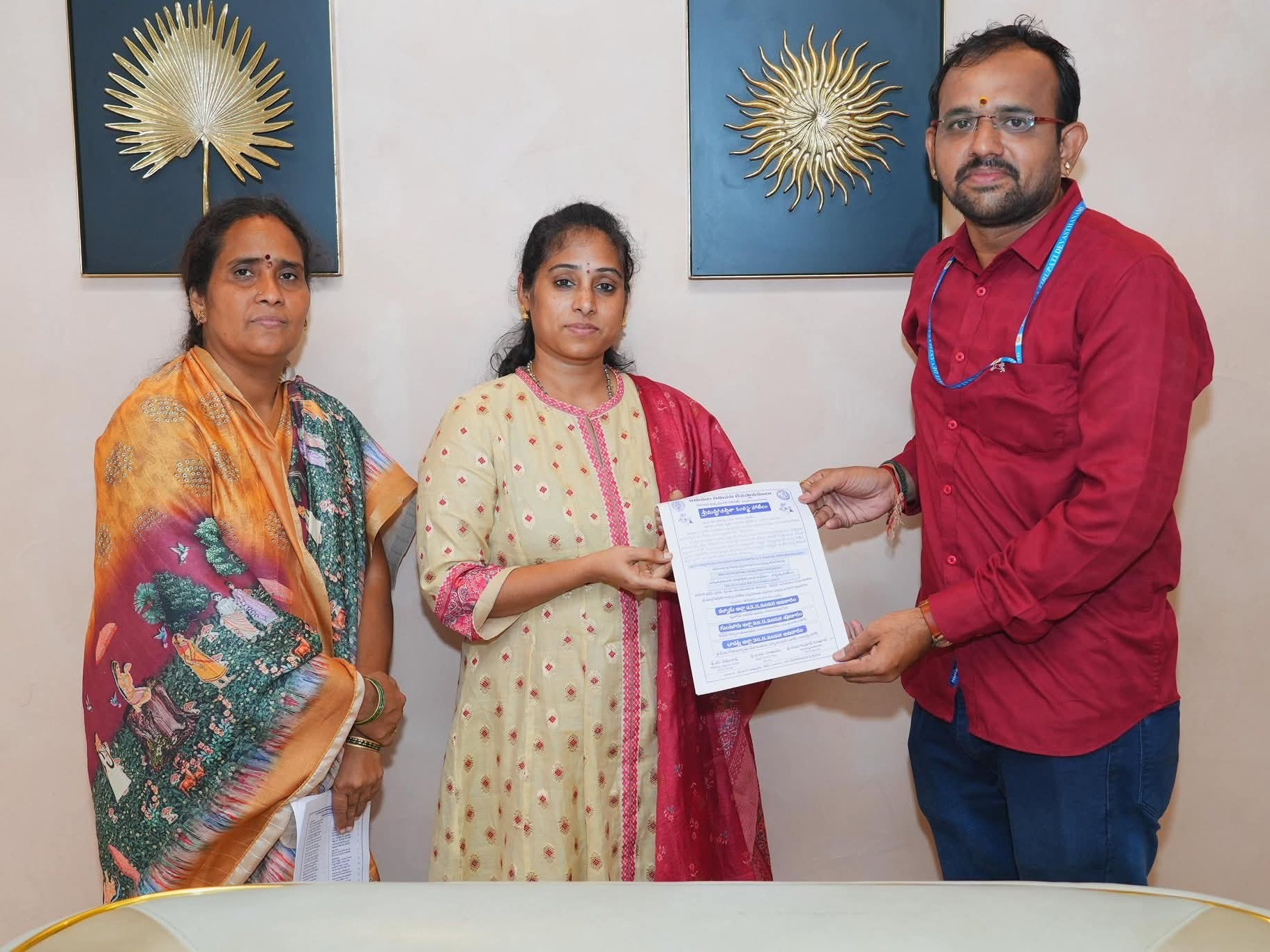 కరపత్రాన్ని ఆవిష్కరించిన ఎమ్మెల్యే మాధవి