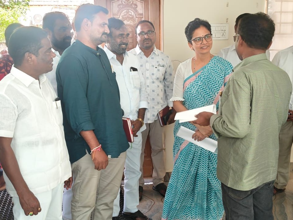 సర్ఫ్ CEOకు వినతి పత్రం అందించిన కార్మికులు
