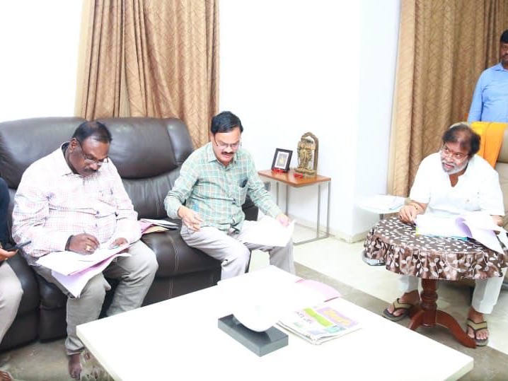 రోడ్ల మరమ్మత్తులపై సమీక్షించిన మంత్రి