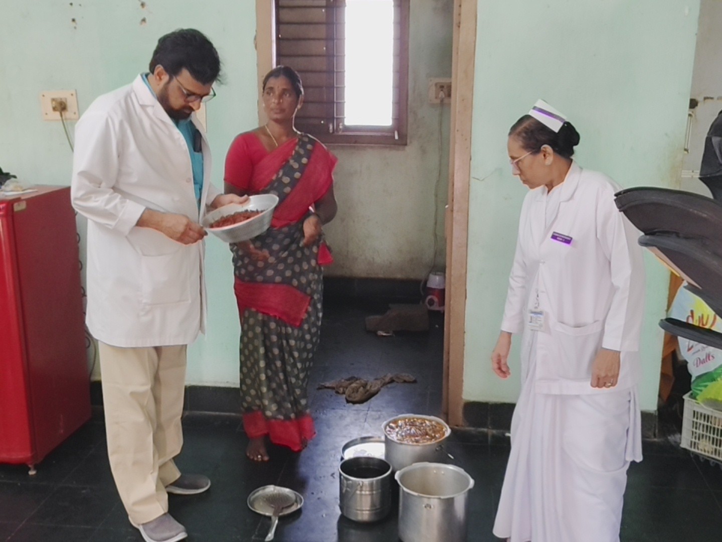 భోజనాన్ని పరిశీలించిన మెడికల్ ఆఫీసర్