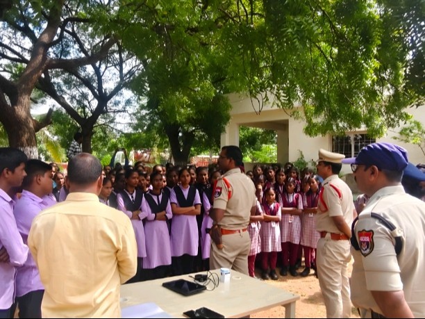 పోలీస్ స్టేషన్‌లో విద్యార్థులకు అవగాహన కార్యక్రమం