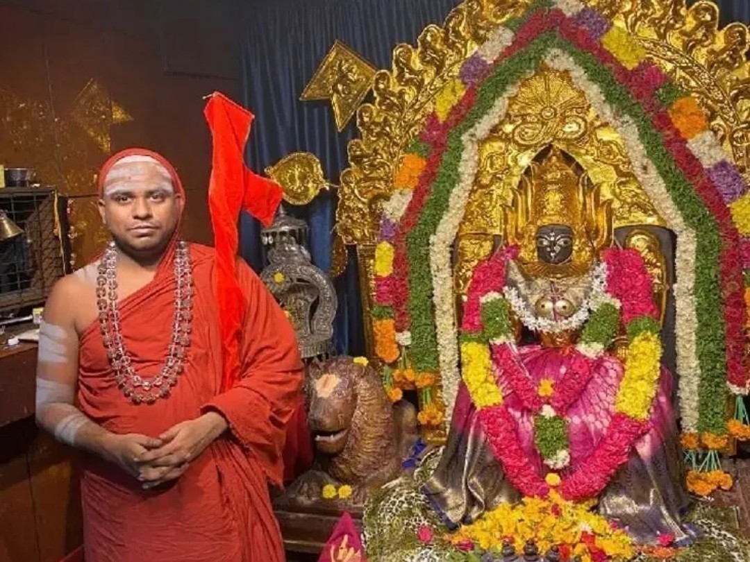 చందోలు అమ్మవారి సన్నిధిలో బాల స్వామీజీ