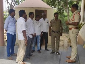 గ్రామకంఠ భూమిపై కౌన్సిలింగ్ చేసిన ఎస్సై ప్రవీణ్