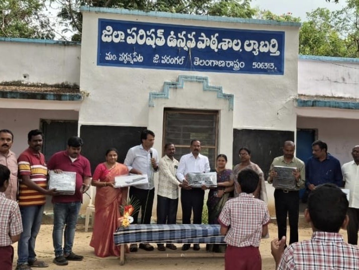 పాఠశాలకు రెండు కంప్యూటర్లు అందజేత
