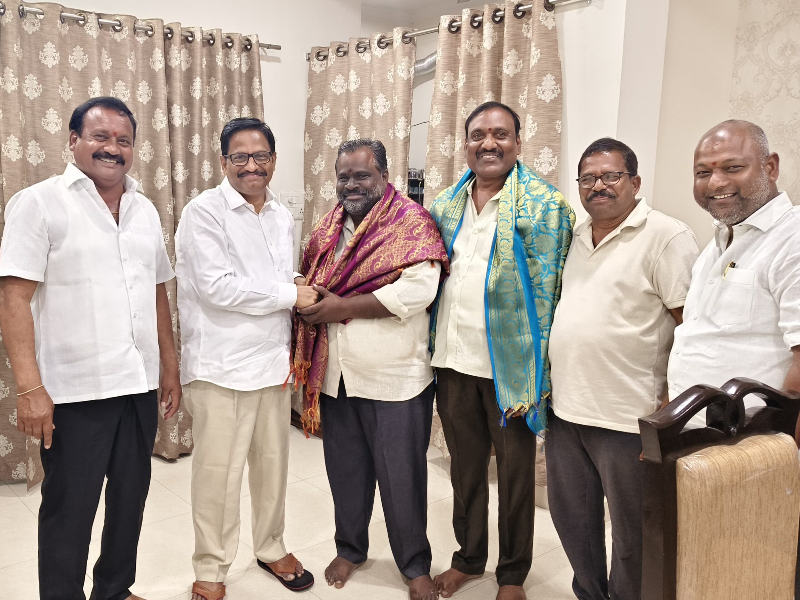 అధ్యక్ష కార్యదర్శులను సన్మానించిన ఎమ్మెల్యే