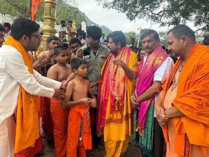 ఉమామహేశ్వరంలో ఆంజనేయ స్వామి మాలాధారణ