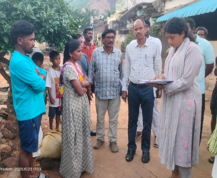 గిరిజన గ్రామాల్లో పర్యటించిన సబ్ కలెక్టర్