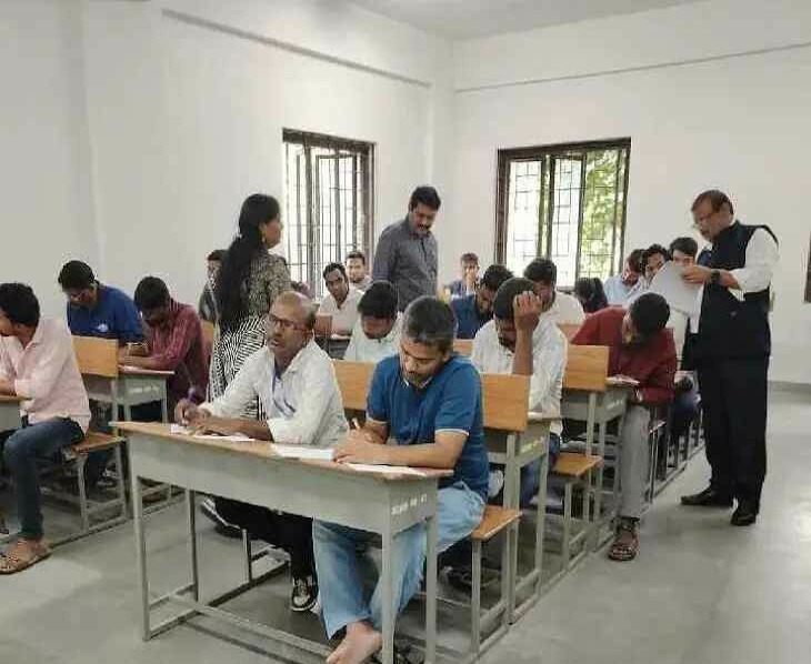 పరీక్ష కేంద్రాన్ని ఆకస్మిక తనిఖీ చేసిన VC
