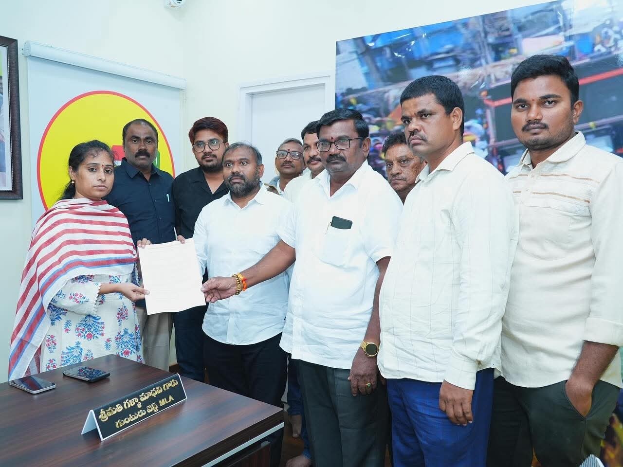 MLA మాధవిని కలిసిన గుంటూరు కాంట్రాక్టర్లు