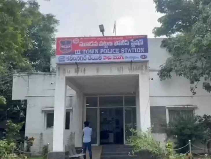గంజాయి సేవిస్తూ పట్టుబడ్డ యువకుడు