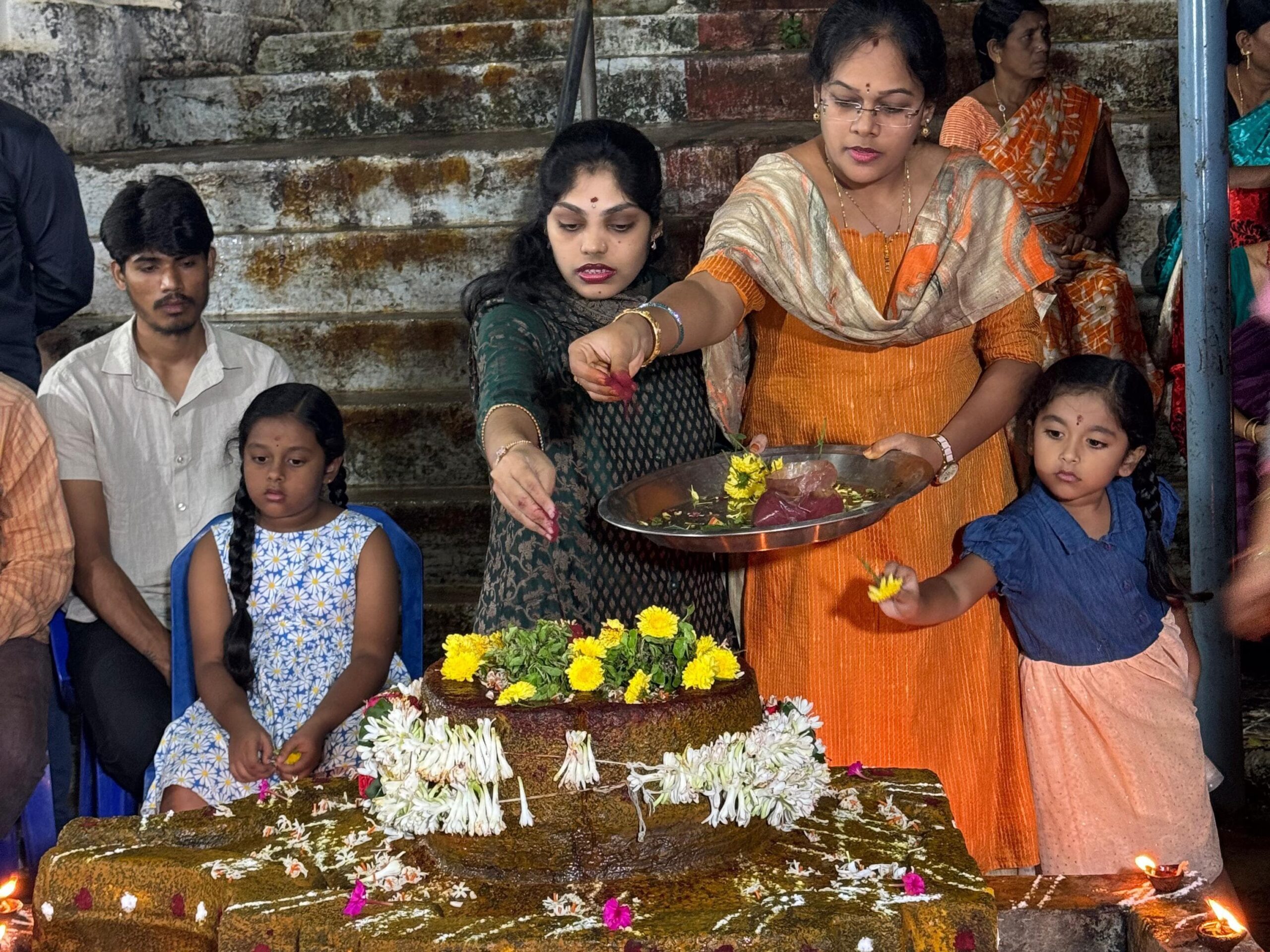 కార్తీకదీపం ఆరాధన నిర్వహణకు లక్ష విరాళం