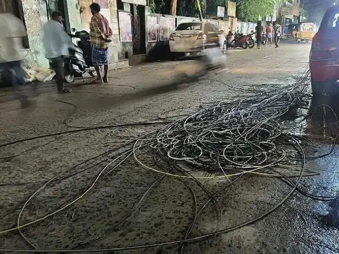 రోడ్డుపై ప్రమాదకరంగా తెగిన కేబుల్ వైర్లు