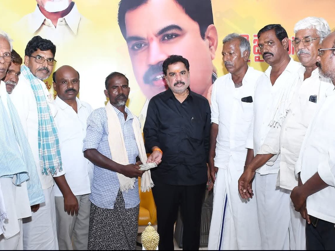 బాధితుడికి ఎమ్మెల్యే అమిలినేని ఆర్థిక సాయం