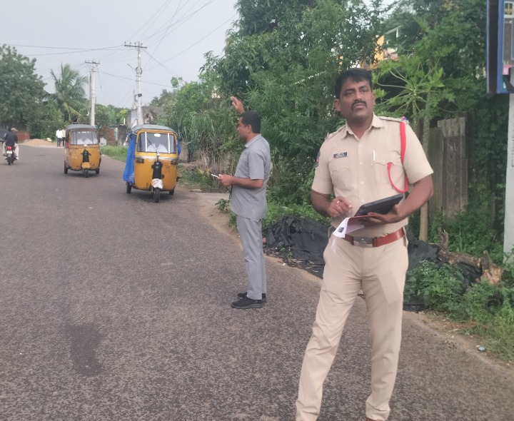 వాహనాలు తనిఖీ నిర్వహించిన ఎస్సై రణధీర్ రెడ్డి