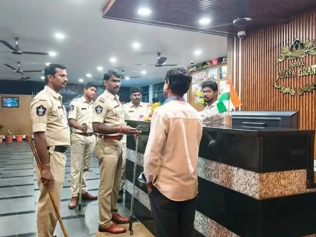 తెనాలి లాడ్జిల్లో పోలీసుల ఆకస్మిక తనిఖీలు