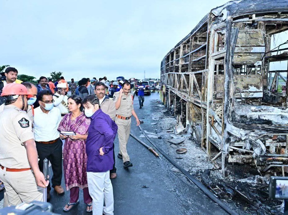బస్సు ప్రమాద స్థలాన్ని పరిశీలించిన కలెక్టర్
