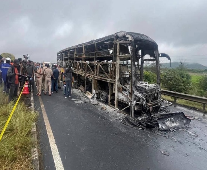 బస్సు ప్రమాదం.. స్పందించని యాజమాన్యం