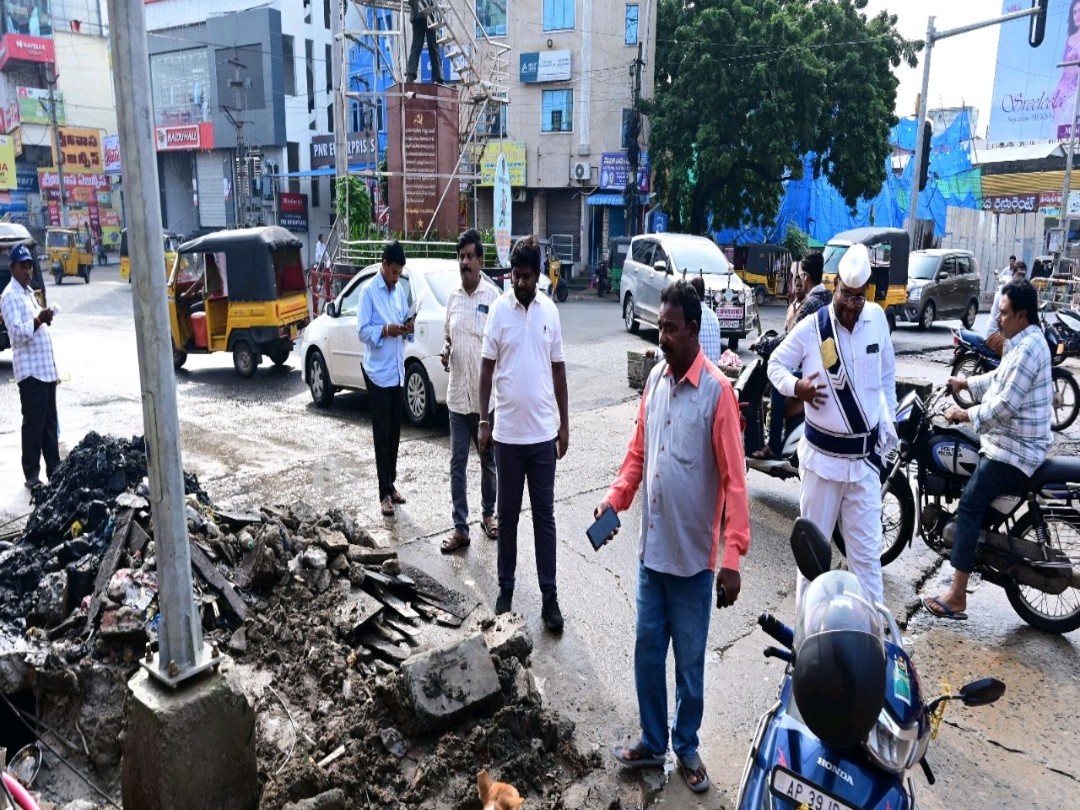వరద నీటి ప్రవాహం వెళ్లేలా కమిషనర్ చర్యలు