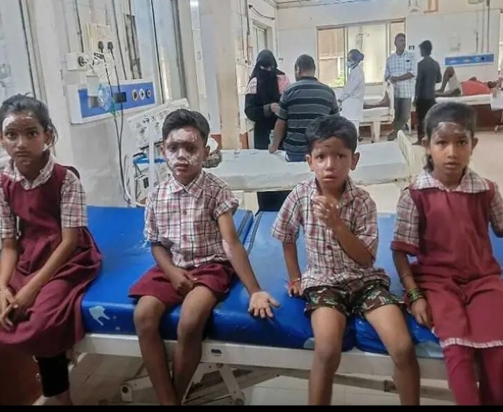 టపాసులు పేలి విద్యార్థులకు గాయాలు