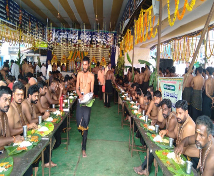 GREAT: 17 ఏళ్లుగా అయ్యప్ప స్వాములకు భిక్ష