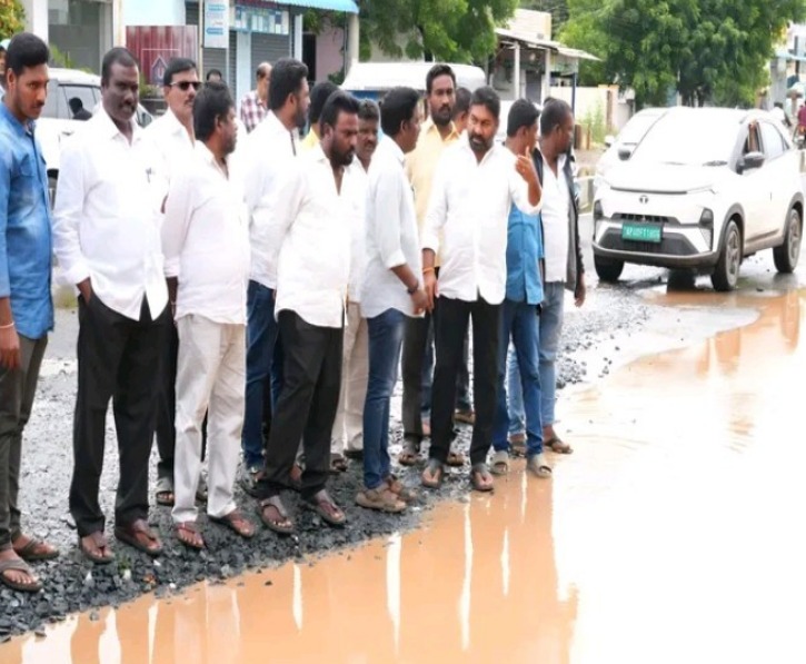 దెబ్బతిన్న రహదారిని పరిశీలించిన కోటంరెడ్డి గిరిధర్ రెడ్డి