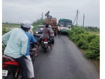 సీతనాగులవరం బ్రిడ్జి వద్ద స్థంభించిన ట్రాఫిక్