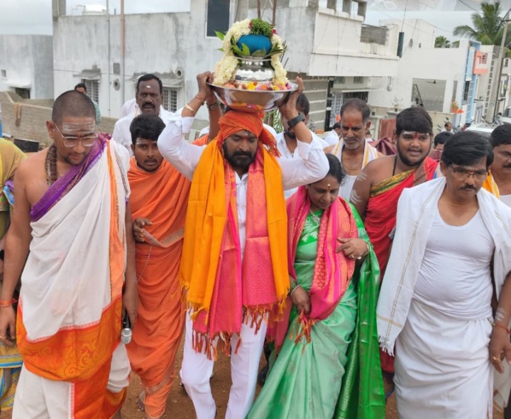 విగ్రహ ప్రతిష్ట కార్యక్రమానికి హాజరైన మాజీ మంత్రి