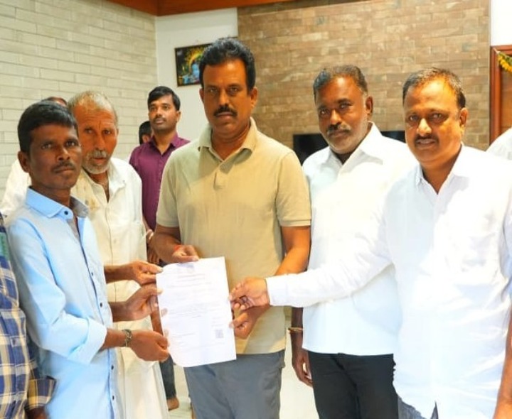 వైద్యం కోసం ఎల్ఓసి అందజేసిన ఎమ్మెల్యే