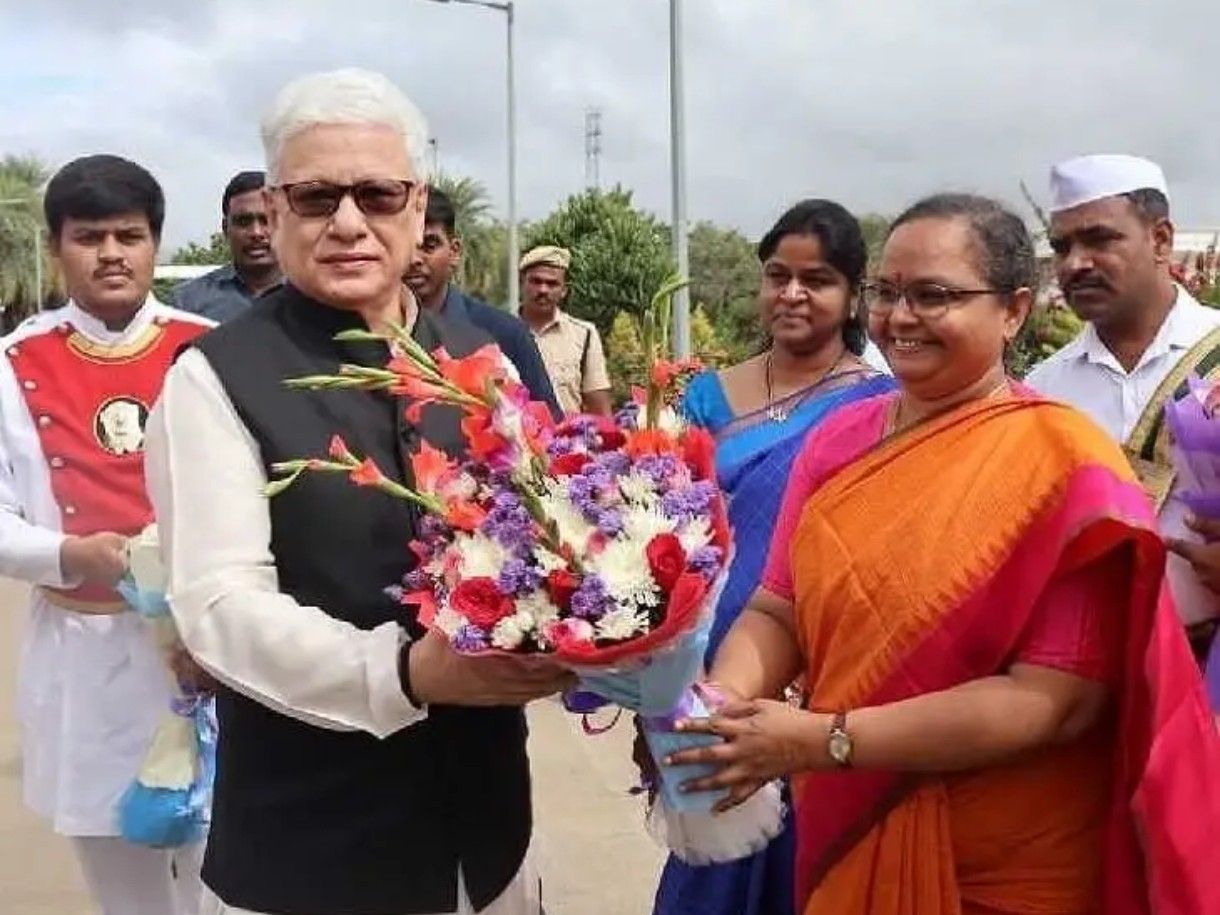 గవర్నర్కు ఘన స్వాగతం పలికిన కలెక్టర్, సీపీ