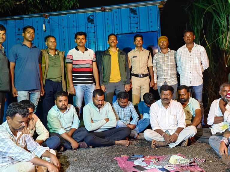 పేకాట ఆడుతున్న 11 మంది అరెస్ట్ : ఎస్సై