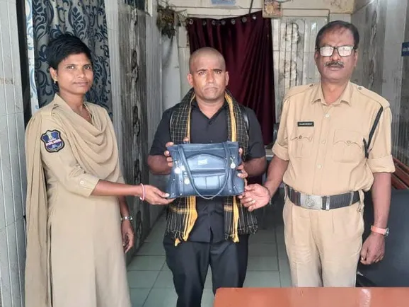 పోగొట్టుకున్న బ్యాగ్ బాధితులకు అందచేత