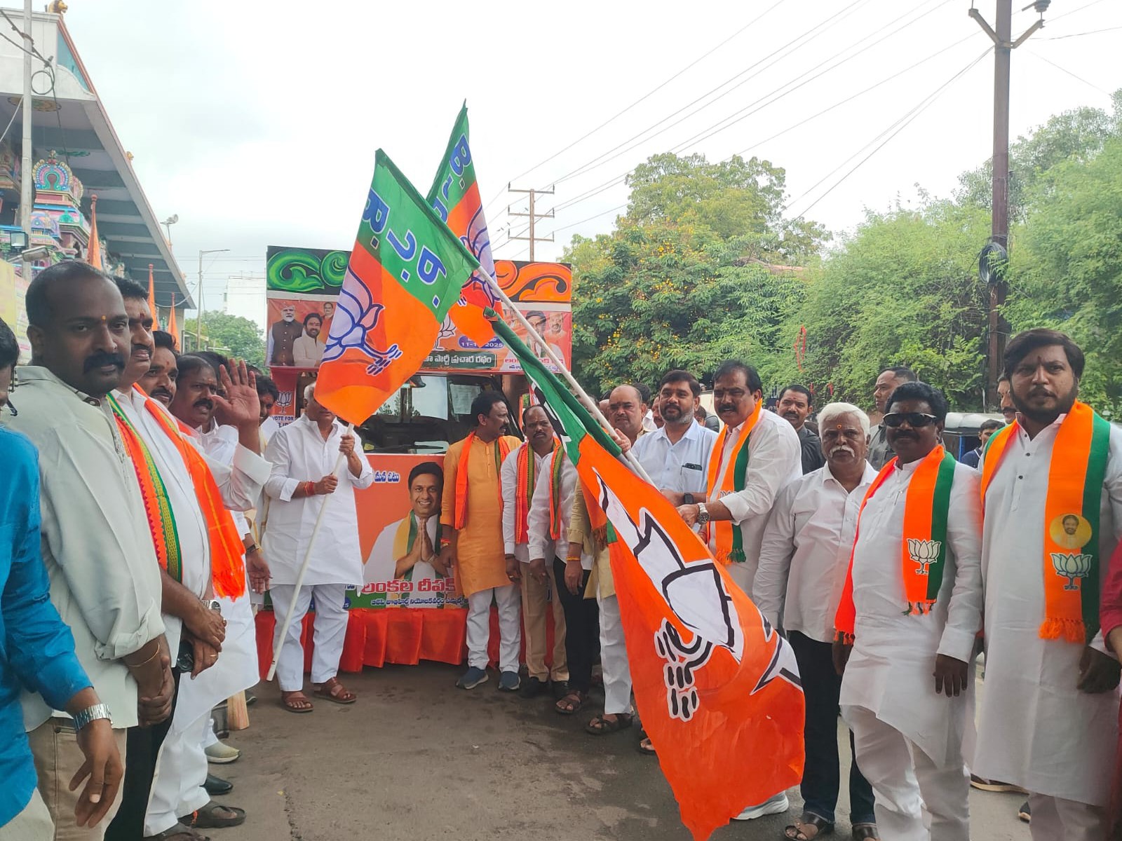 ఎన్నికల ప్రచార రథాలను ప్రారంభించిన BJP ఎమ్మెల్యేలు