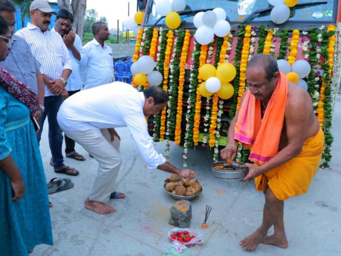అభివృద్ధి పనులకు భూమి పూజ చేసిన ఎమ్మెల్యే