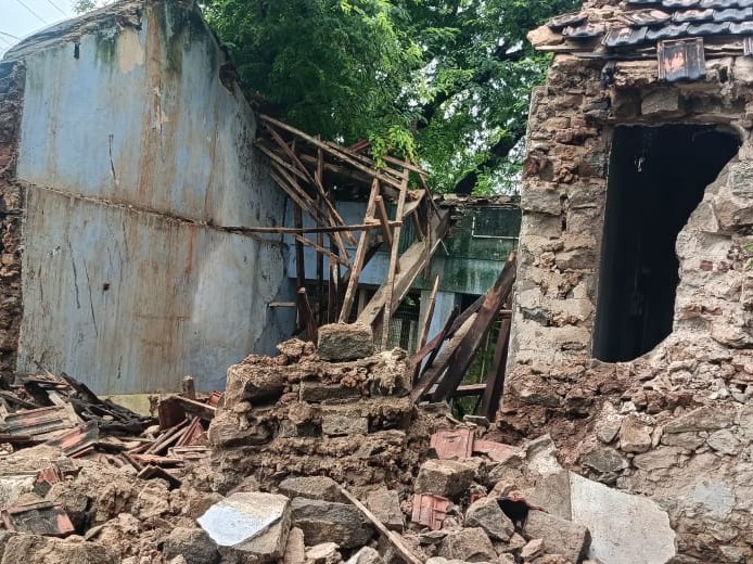 గోకులంలో కూలిన పెంకుటిల్లు గోడ