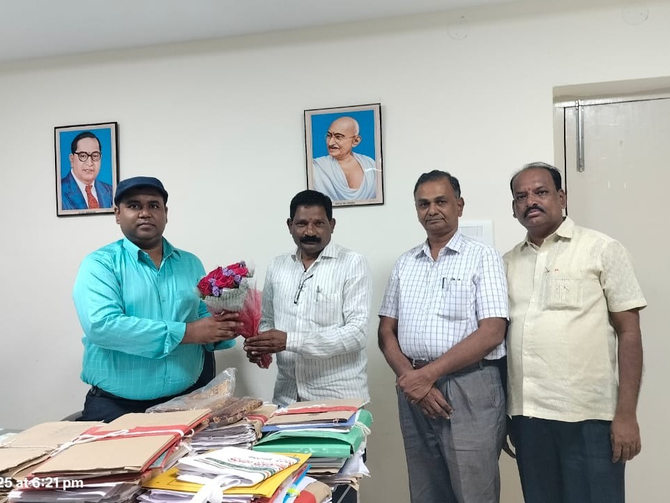 కలెక్టర్‌‌ను కలిసిన యువజన క్రీడల నిర్వహణ అధికారి