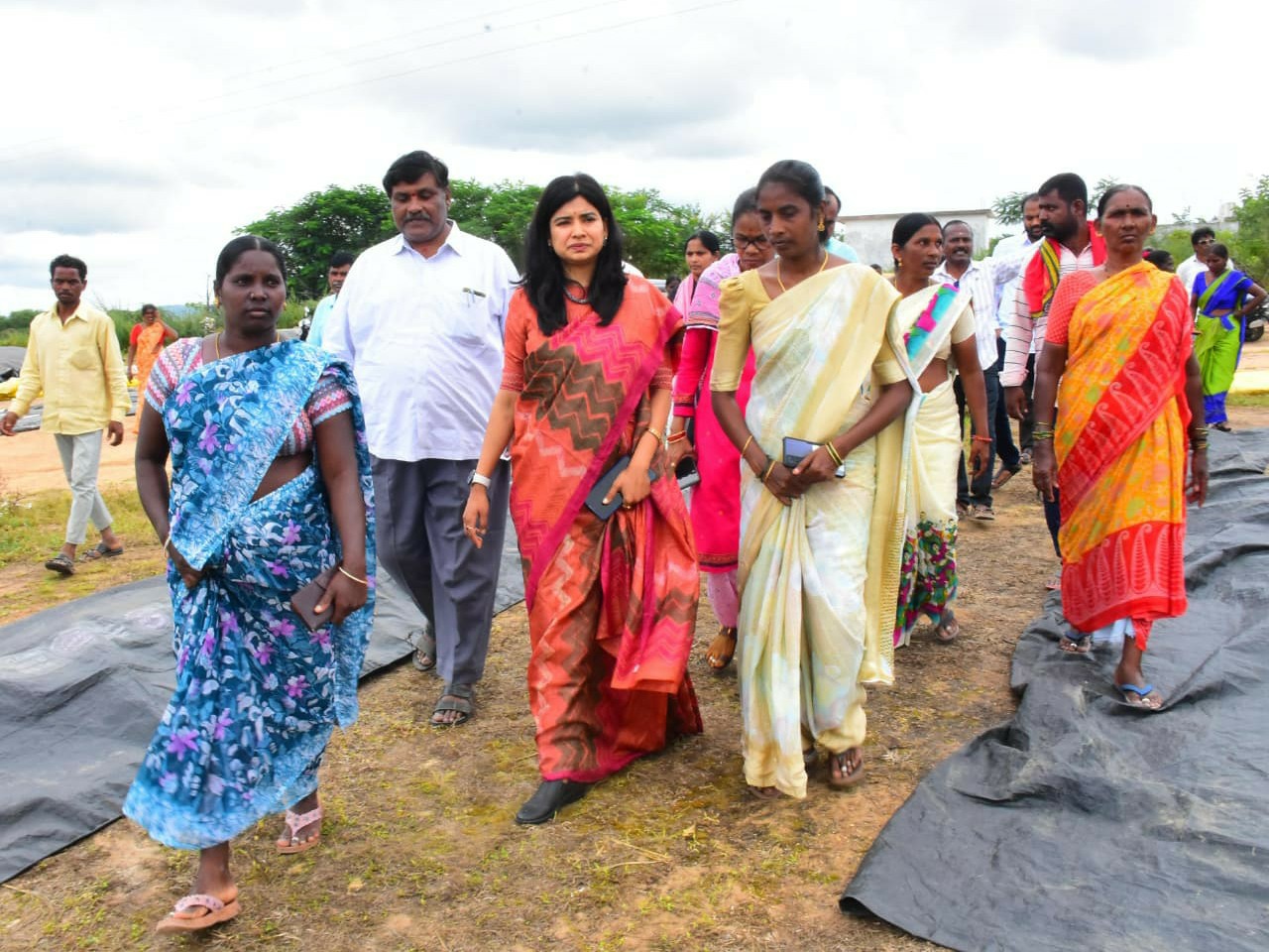 కొనుగోలు కేంద్రాలను పరిశీలించిన ఇన్‌ఛార్జ్  కలెక్టర్