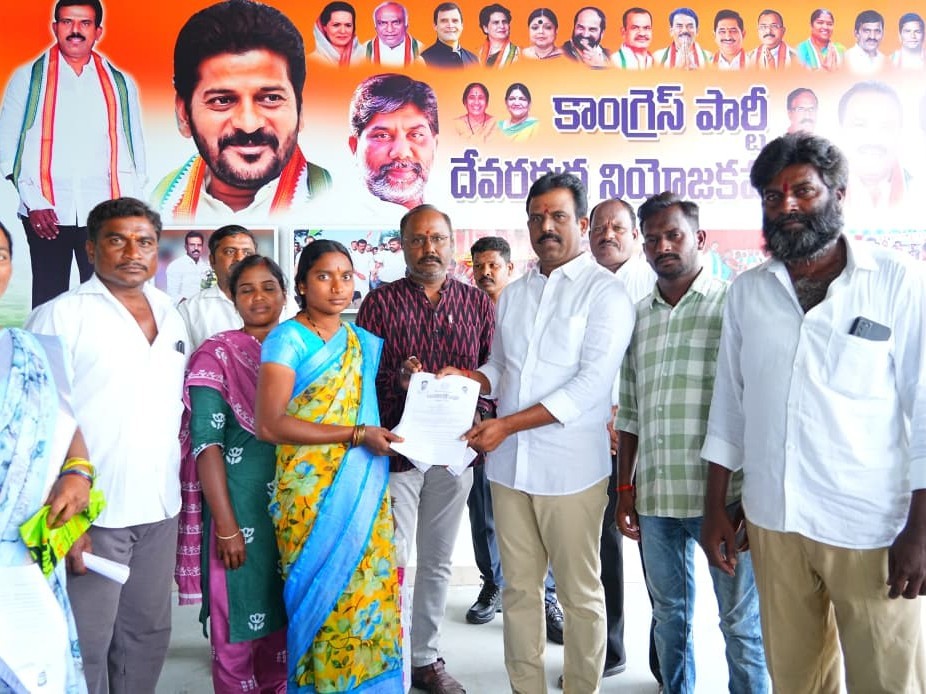 ఇందిరమ్మ ఇళ్ల ప్రొసీడింగ్స్ అందజేసిన ఎమ్మెల్యే